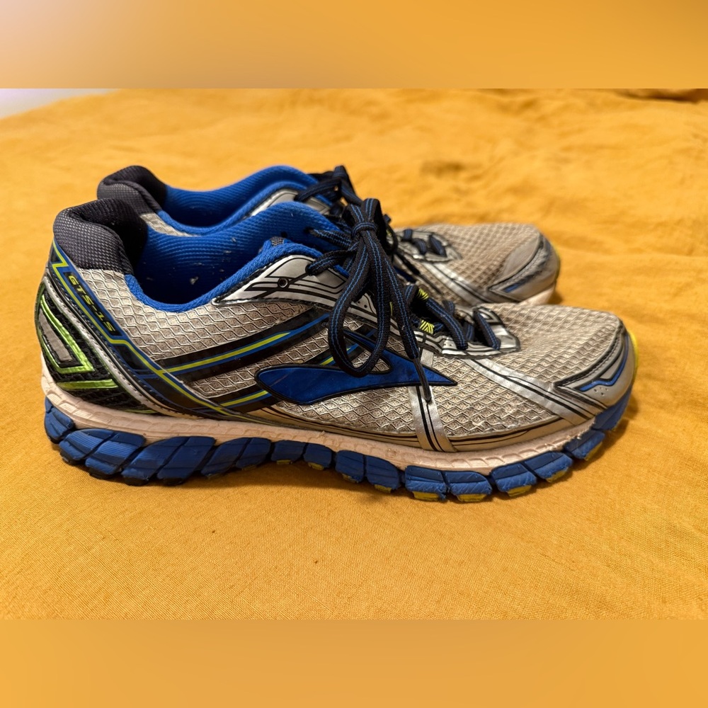 Mens Brooks Shoes - Size 11.5